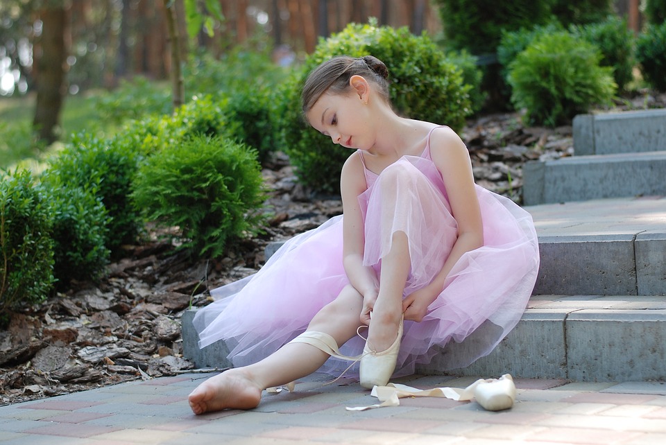 Choose a Size Bigger Soudittur Ballet Pointe Shoes Professional Dance Shoes Pink Ballet Flats with Ribbons and Toe Pads for Girls Women 